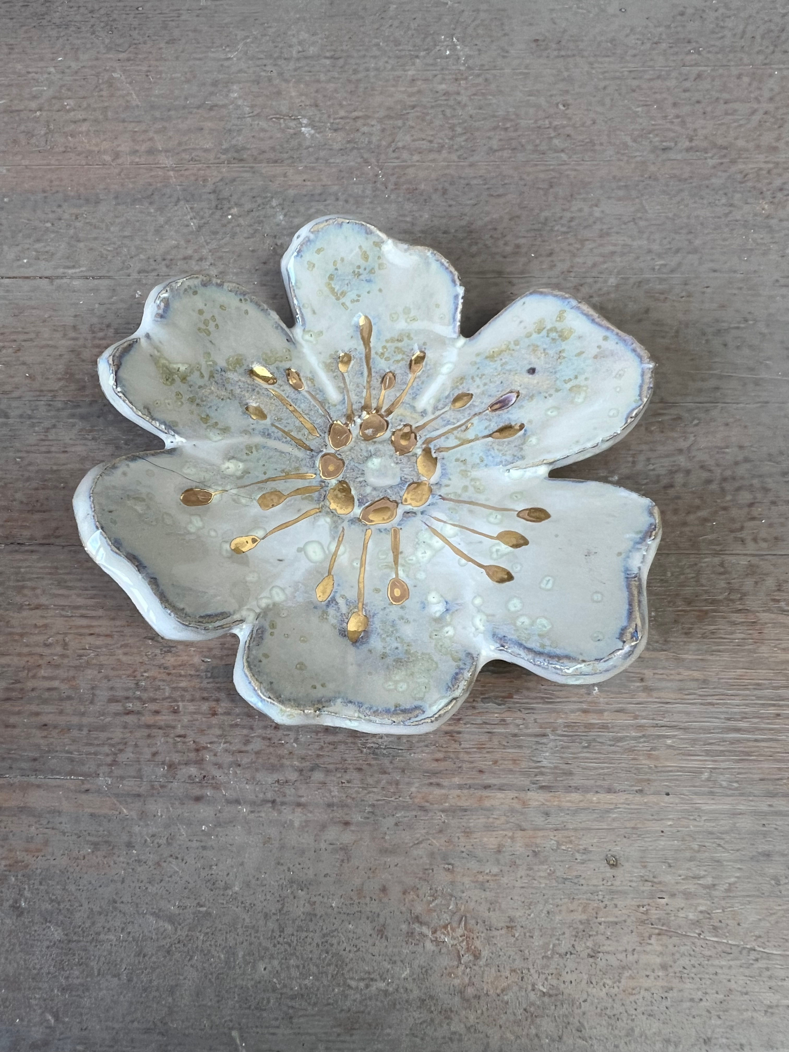 Petite coupelle fleur en grès émaillé – émail blanc nuageux et lustre o