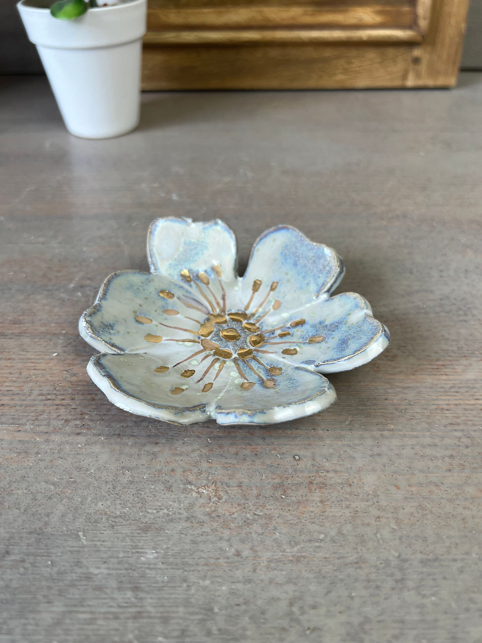 Miniature : Petite coupelle fleur en grès émaillé – émail blanc nuageux et lustre o