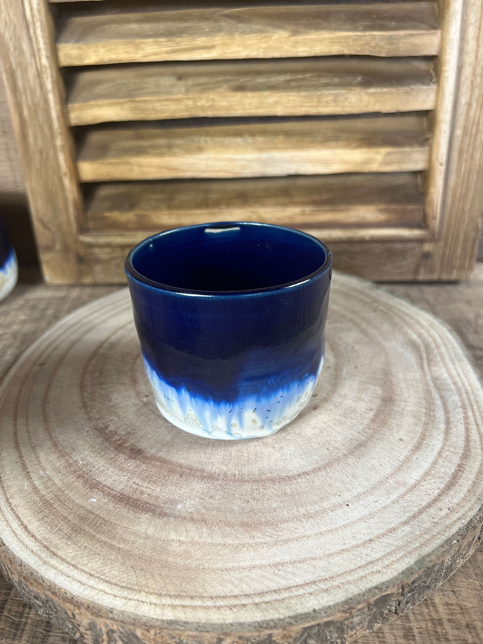 Miniature : Vue de face d’une petite tasse en grès fait main bleu et blanc