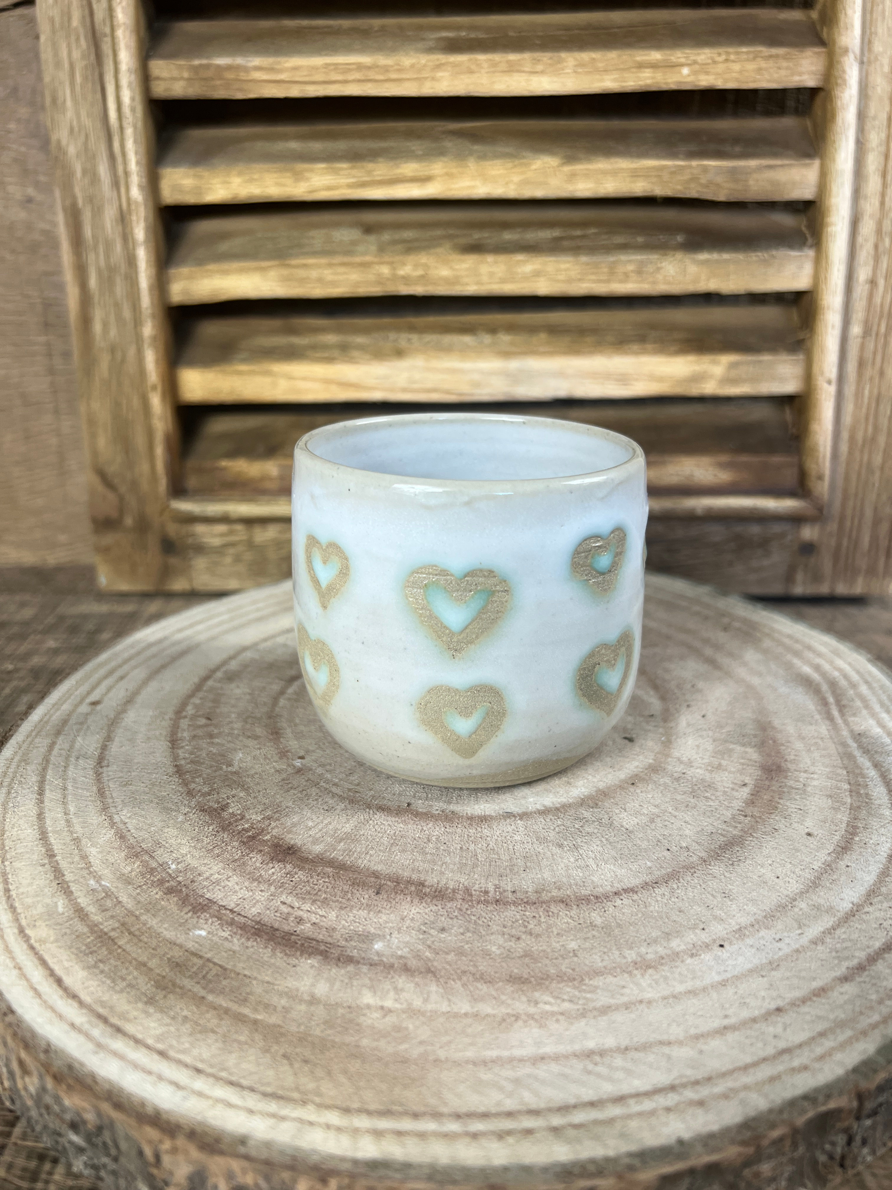 Tasse artisanale en grès blanc décor cœurs