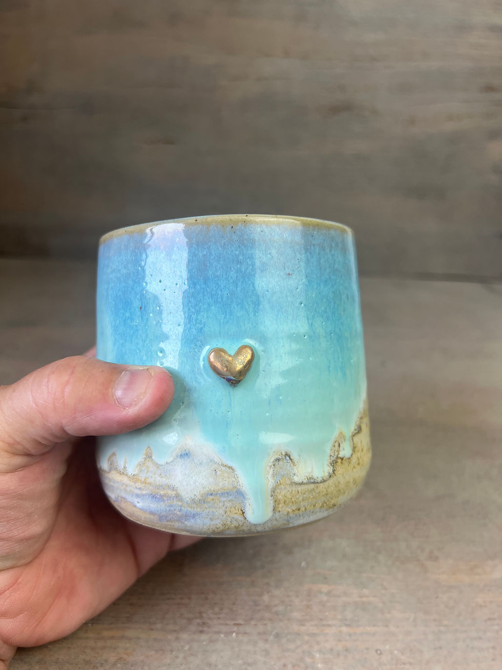 Miniature : Tasse  sans anse artisanale en grès, avec cœur doré email turquoise et blanc