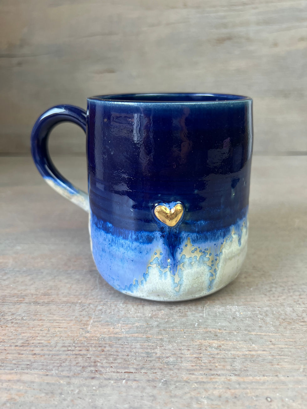 Miniature : Tasse artisanale en grès, avec décor cœur doré email bleu et blanche
