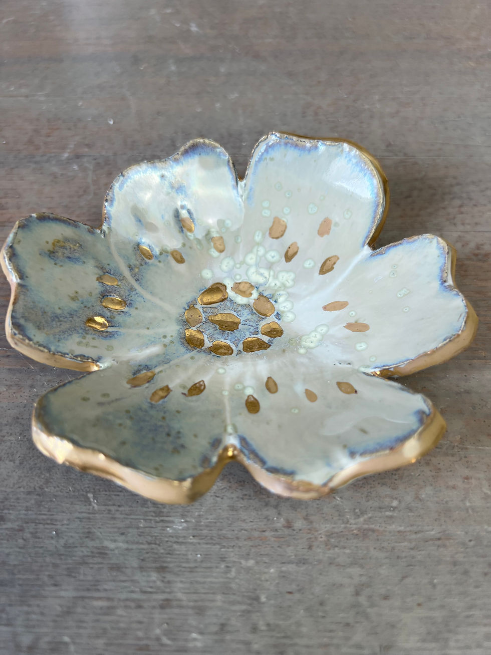 Miniature : Petite coupelle fleur en grès émaillé – émail blanc nuageux et lustre o