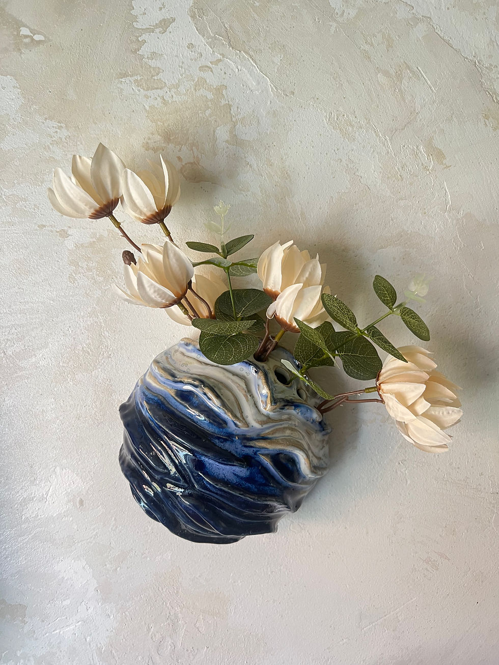 Miniature : Vase mural en grès bleu foncé et  blanc– Pièce unique