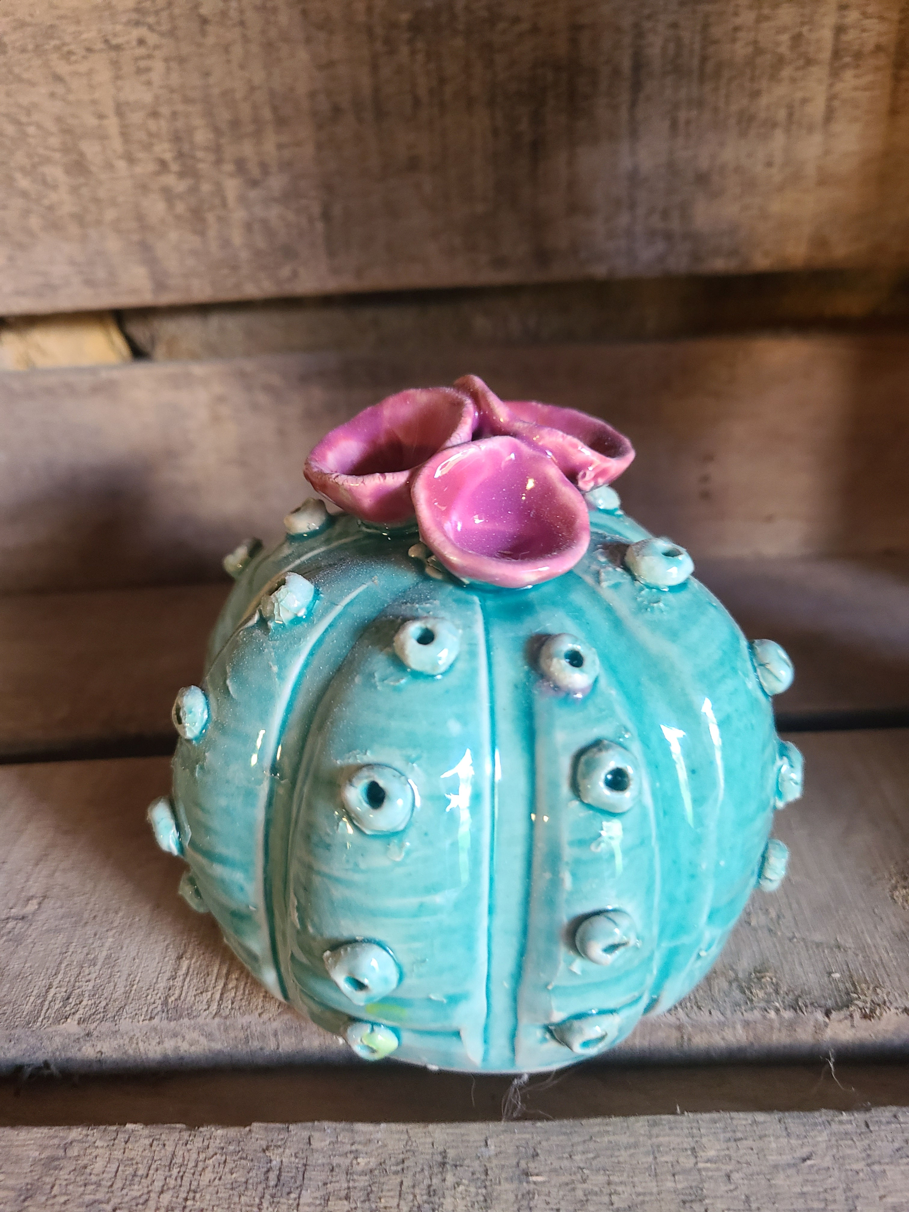 Cactus en faience émaillé, vert céladon et mauve ornement décoratif