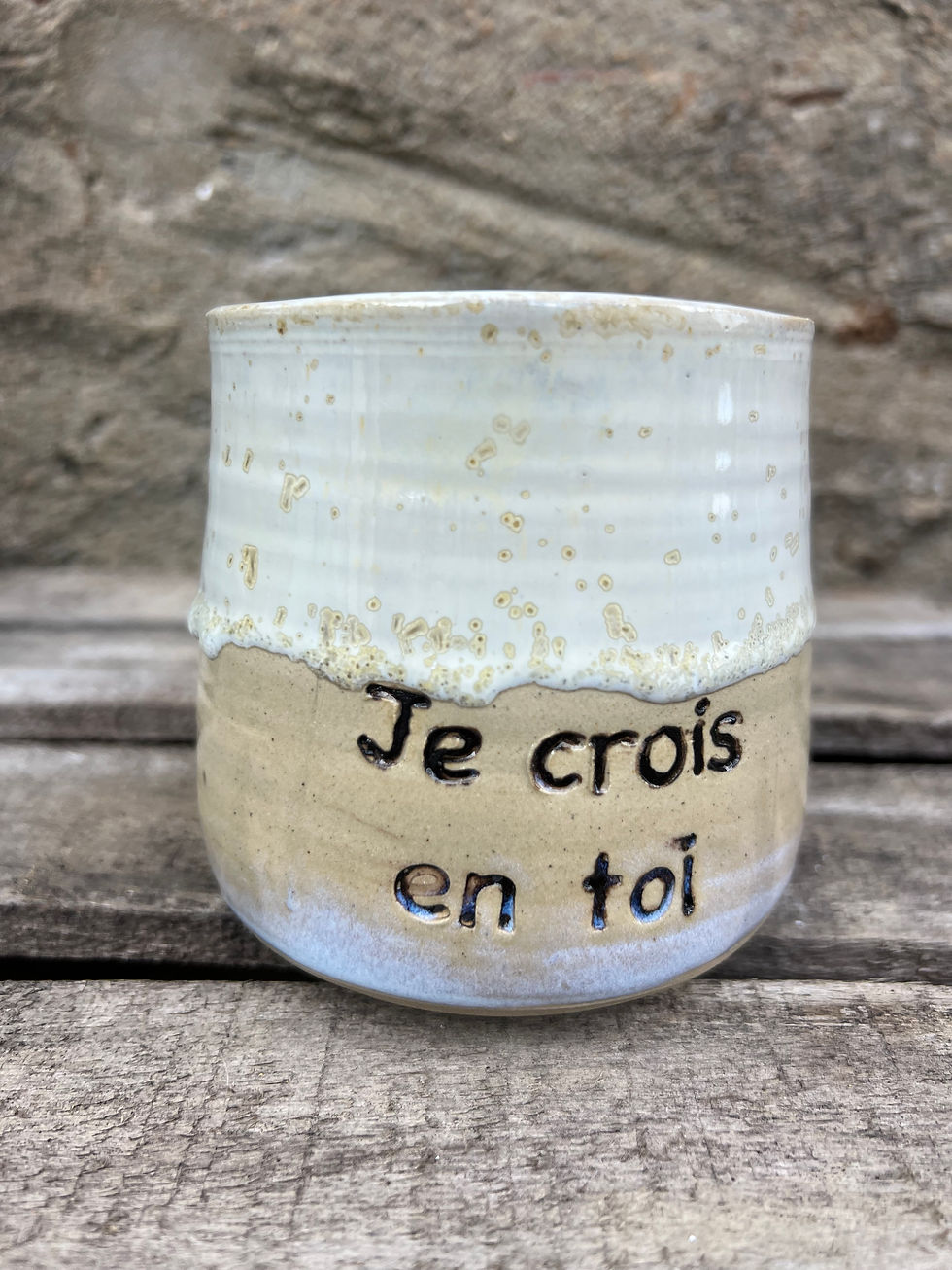 une tasse en céramique blanche faite main avec message positif