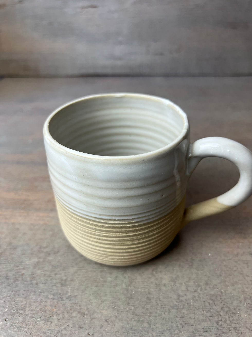 Miniature : tasse avec anse blanche et et beige, brut et sobre,