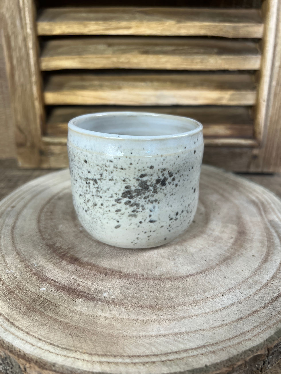 Miniature : Tasse artisanale en grès blanc moucheté