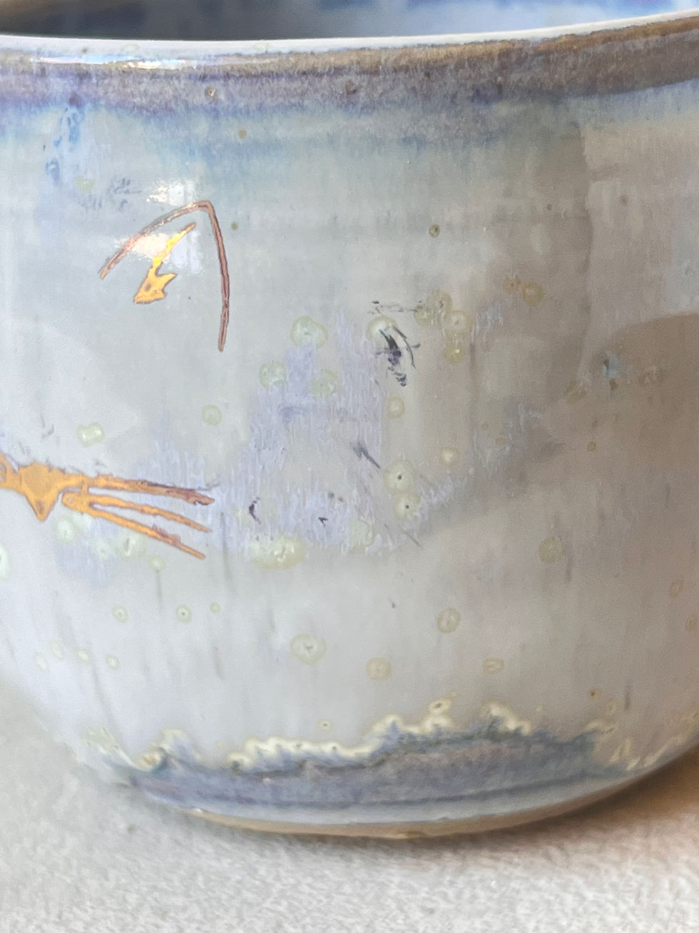 Miniature : Tasse artisanale en grès émail blanc nuageux avec décor chat doré