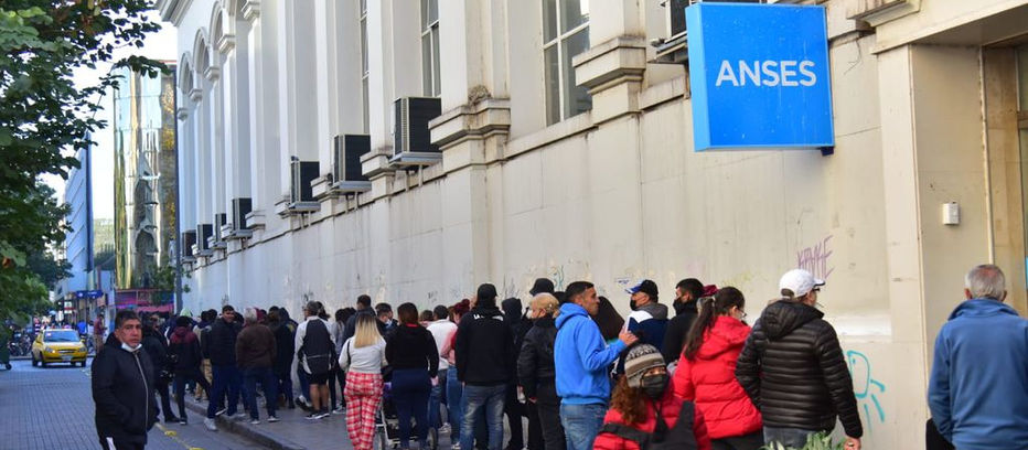 En la puerta de ANSES colapsada, una persona ofreció trabajo por $110mil en blanco