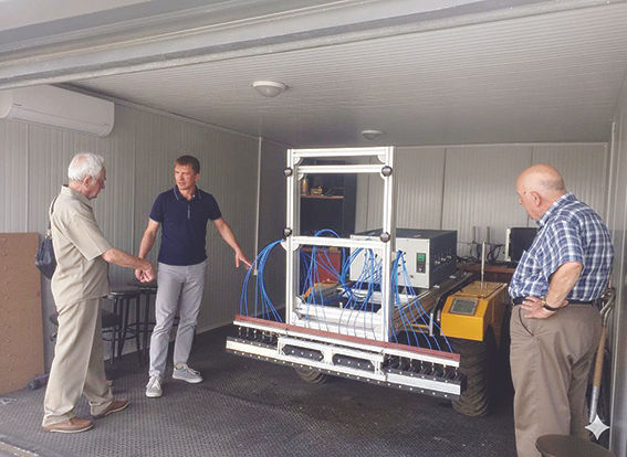 İTÜ Elektrik-Elektronik Fakültesinde bir laboratuvarda, Prof. Dr. Mithat İdemen, öğrencisi Prof. Dr. İbrahim Akduman ve Prof. Dr. Atilla Bir