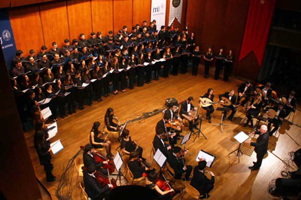 Foto 8: Klasik Türk Musikisi Öğrenci Korosu ve Orkestrası. Yöneten: Prof. Nevzat Atlığ [Maçka/Mustafa Kemal Amfisi].