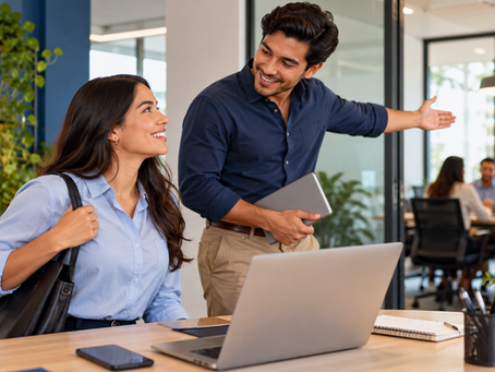 Personas conversando en una oficina mientras aprenden palabras básicas en inglés para el trabajo.