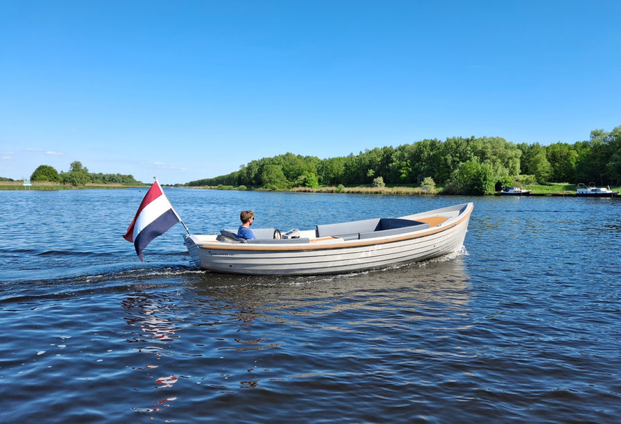 Electric sloop rental Weerribben-Wieden