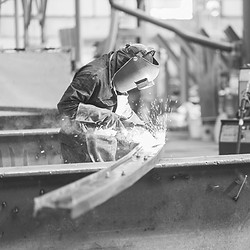 Metallbauer am Schweissen