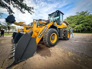 Prefeitura de Xapuri reforça frota com nova pá carregadeira para serviços na zona rural
