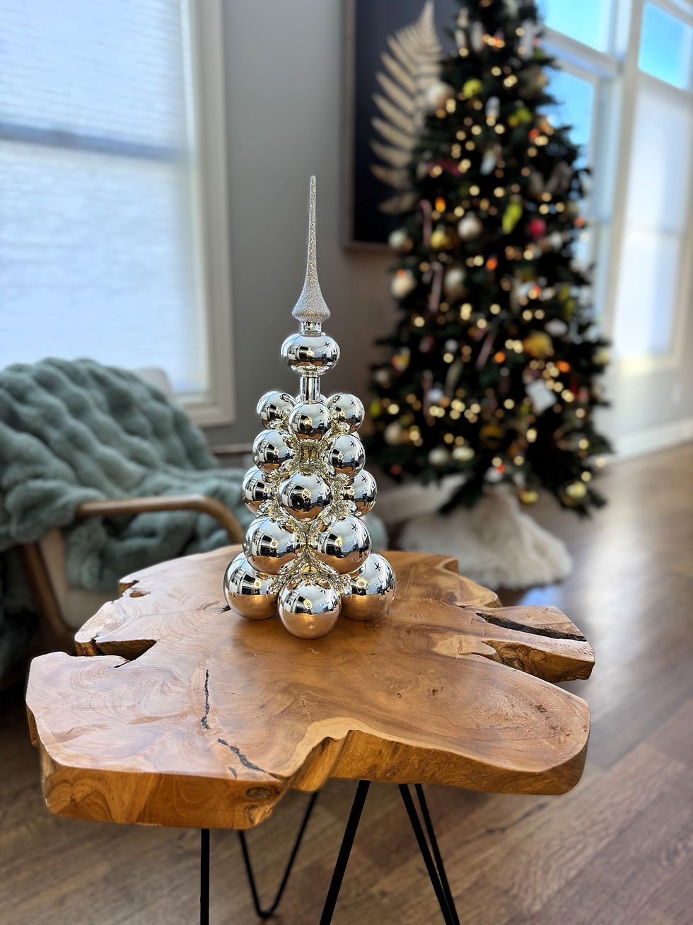 Thumbnail: Silver Tabletop Cluster Ornament Tree