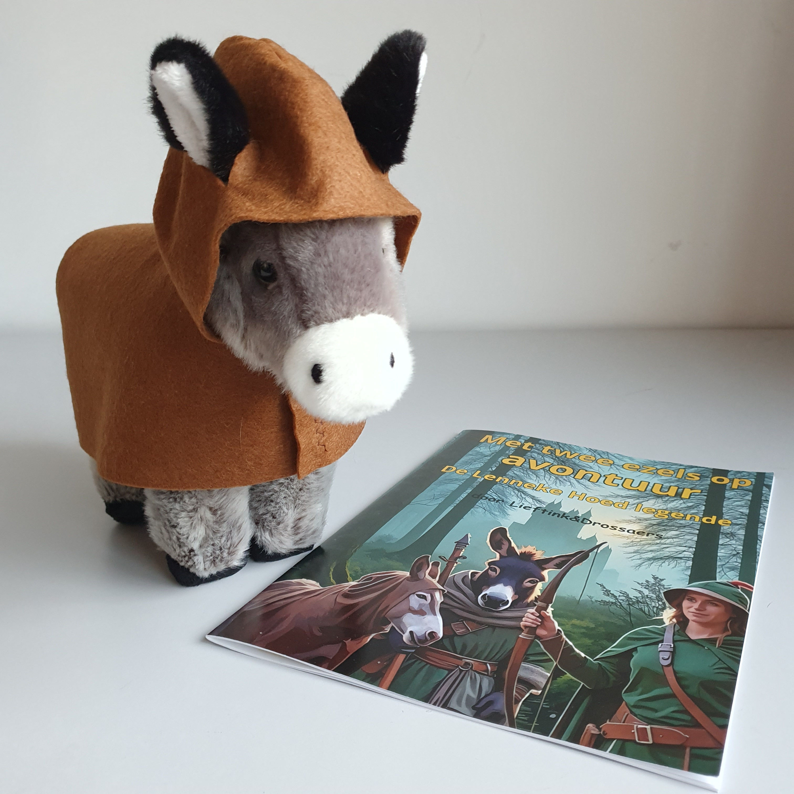 Knuffel broeder Sven + stripboek "De Lenneke Hoed Legende"