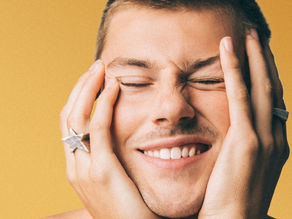 Aussie star Ruel returns slick Pop single 'Cats on the Ceiling'!