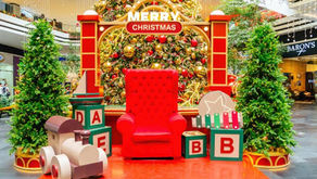 silla navideña con árboles alrededor