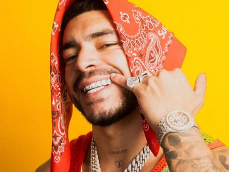 hombre mostrando sus dientes