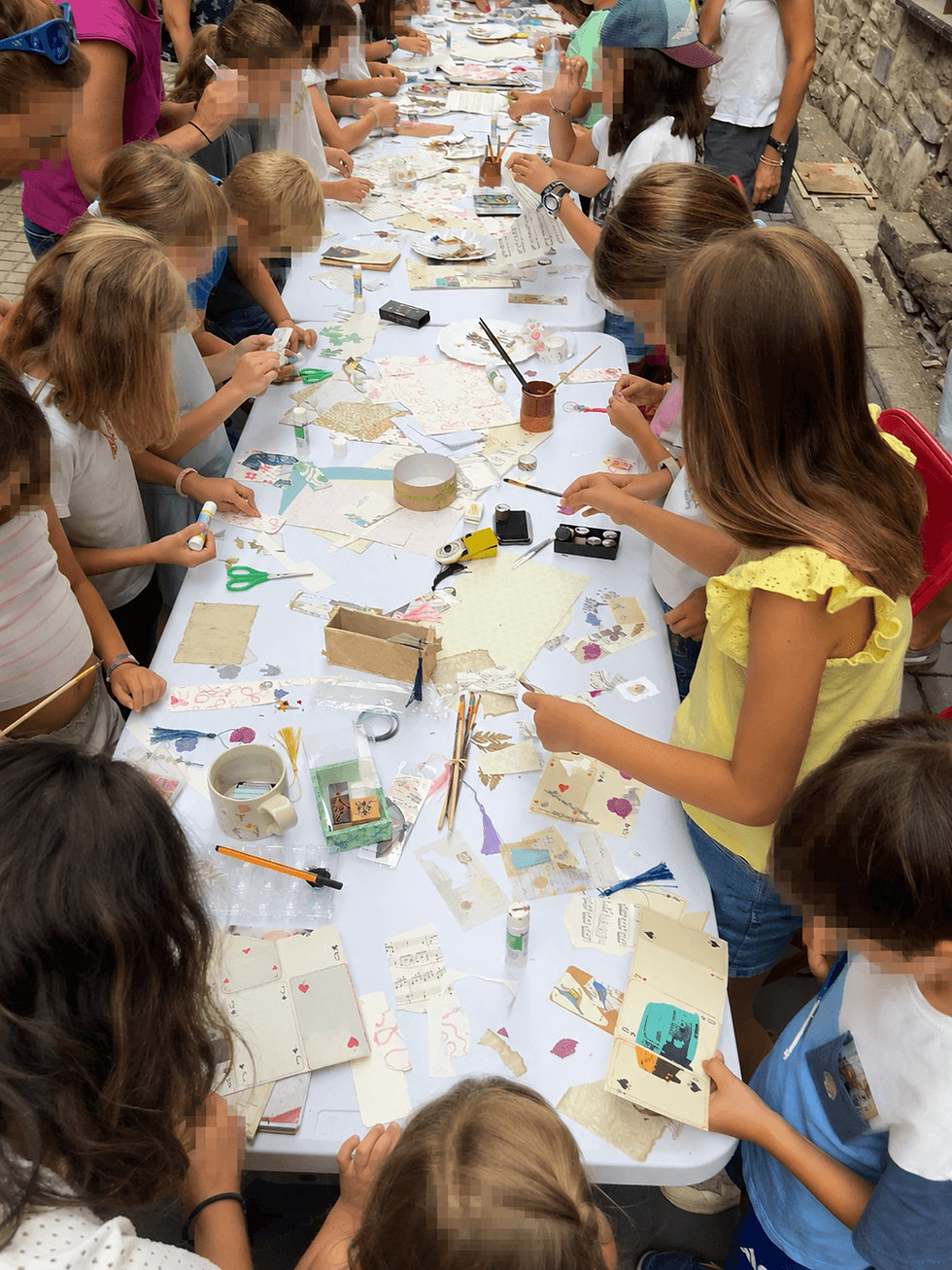 Feria del Libro de Villanúa y taller de marcapáginas de flores y recortes.