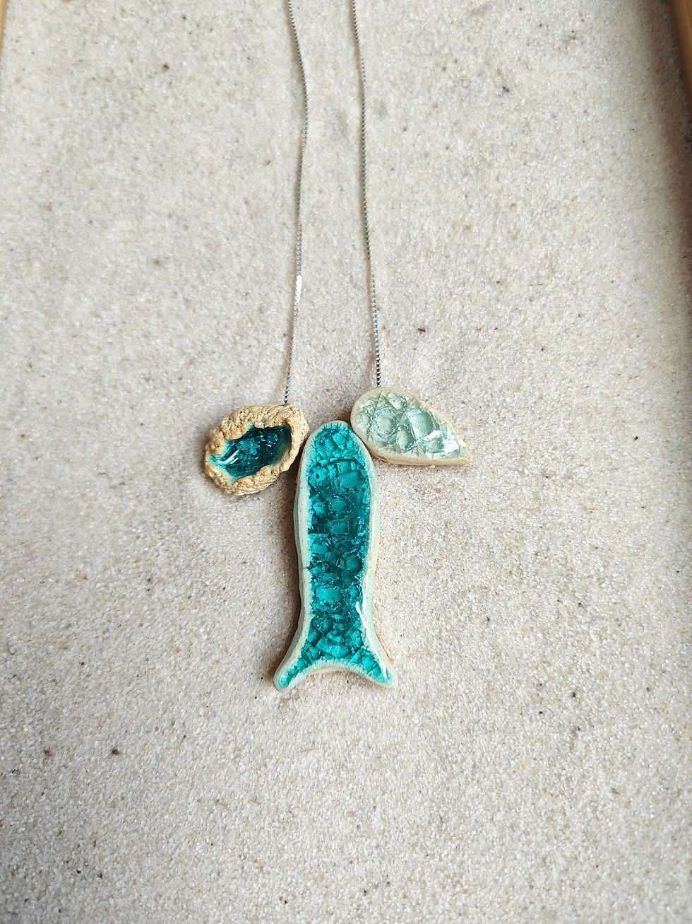 Joia de cerâmica de alta temperatura e vidro reciclado. Uma homenagem à cultura caiçara e as raízes de Paraty.