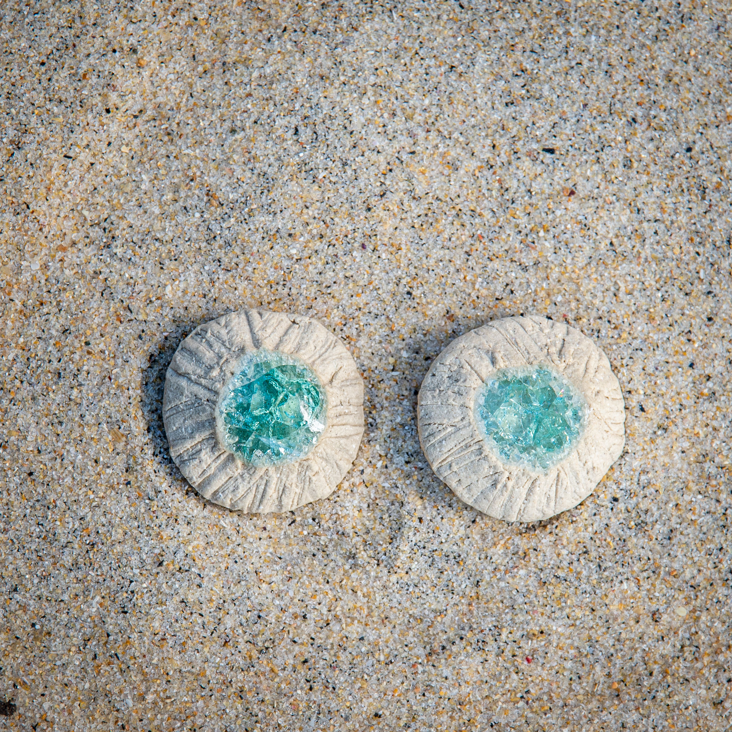 Joia de cerâmica de alta temperatura e vidro reciclado. Em tom turquesa com inspiração nas texturas dos corais.