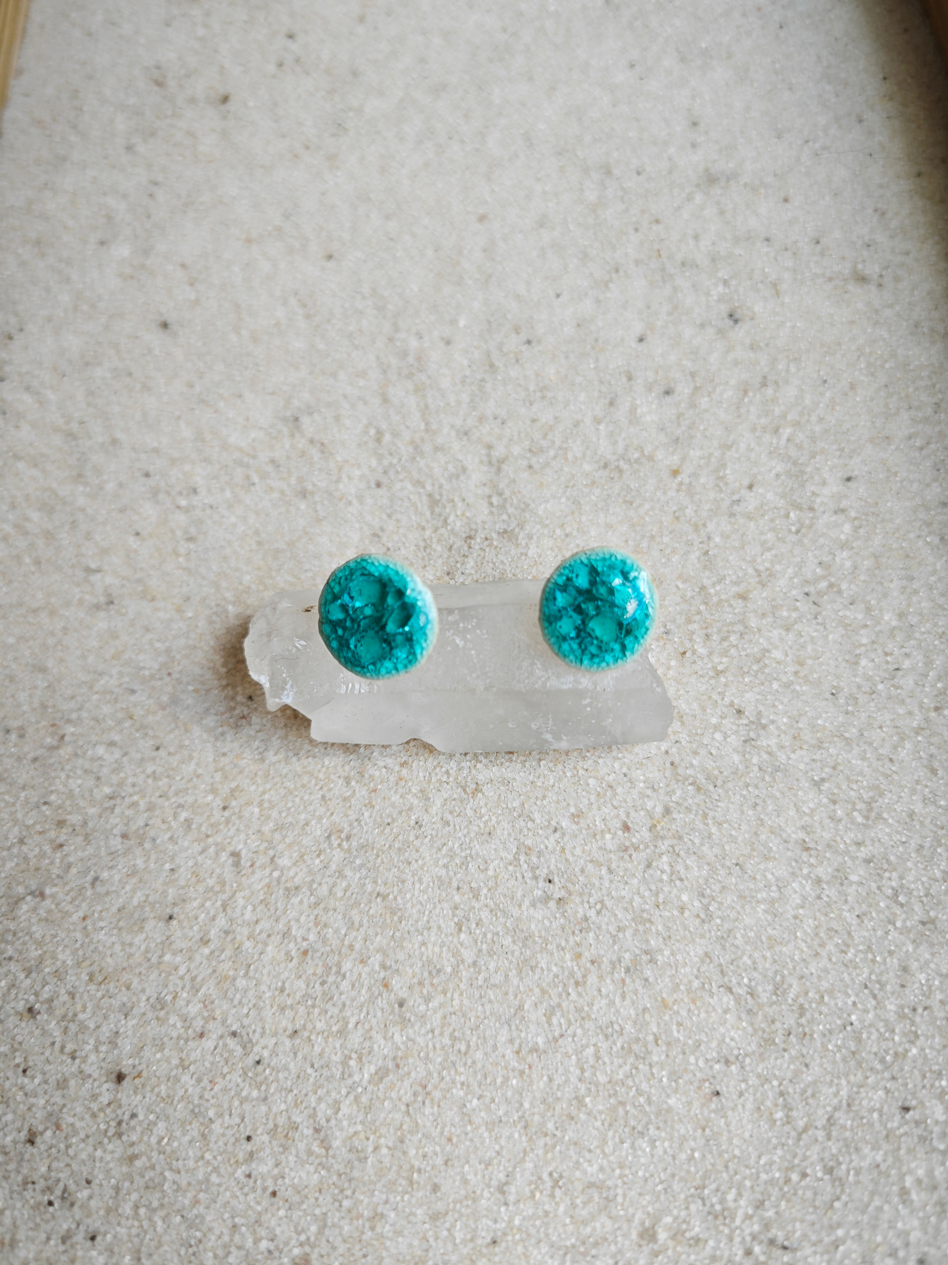 Joia de cerâmica de alta temperatura e vidro reciclado. Em tom verde com inspiração na Ilha dos Cocos na costa de Paraty.