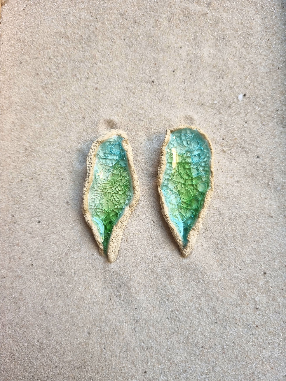 Joia de cerâmica de alta temperatura e vidro reciclado. Inspirado nas formas e texturas das ostras que povoam o mar de Paraty