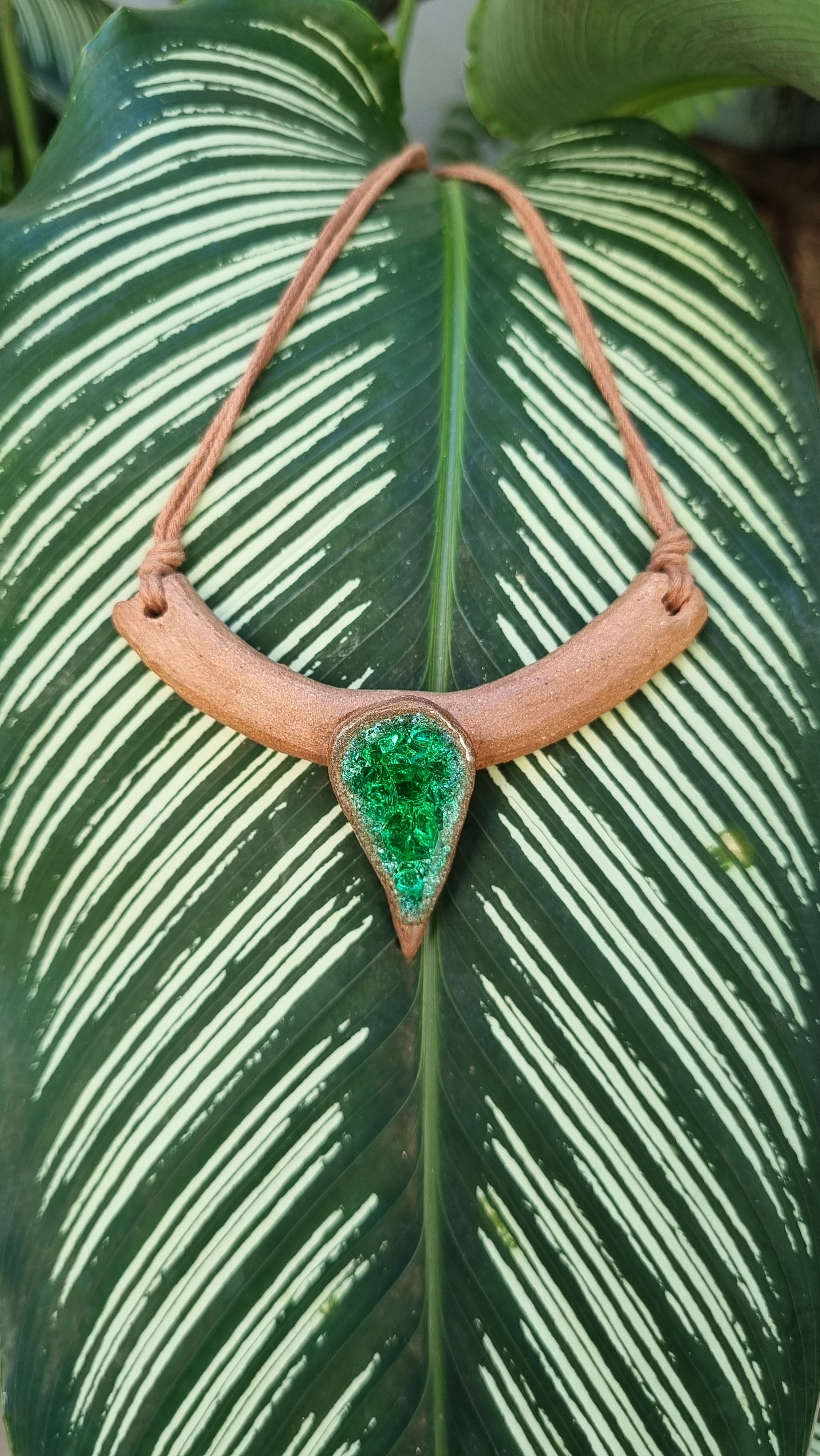 Colar em cerâmica de alta temperatura, vidro retirado das praias de Paraty. Vidro em tom verde inspirados no Saco do Mamangua