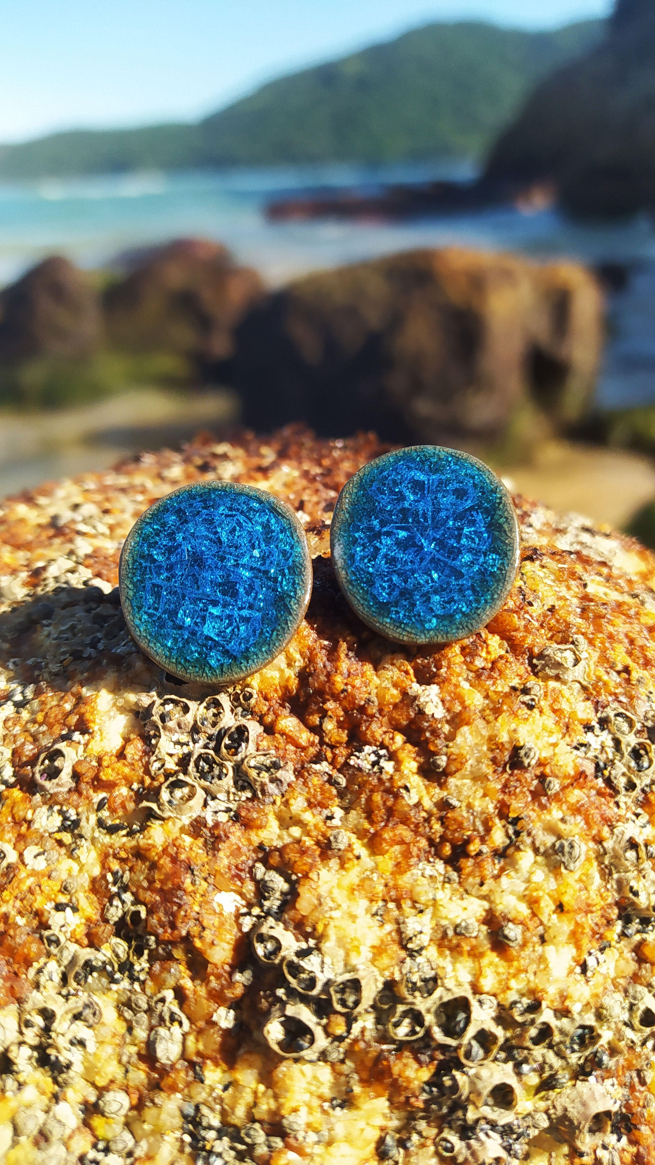 Joia de cerâmica de alta temperatura e vidro reciclado. Em tom azul com inspiração na praia do Sono na costa de Paraty.