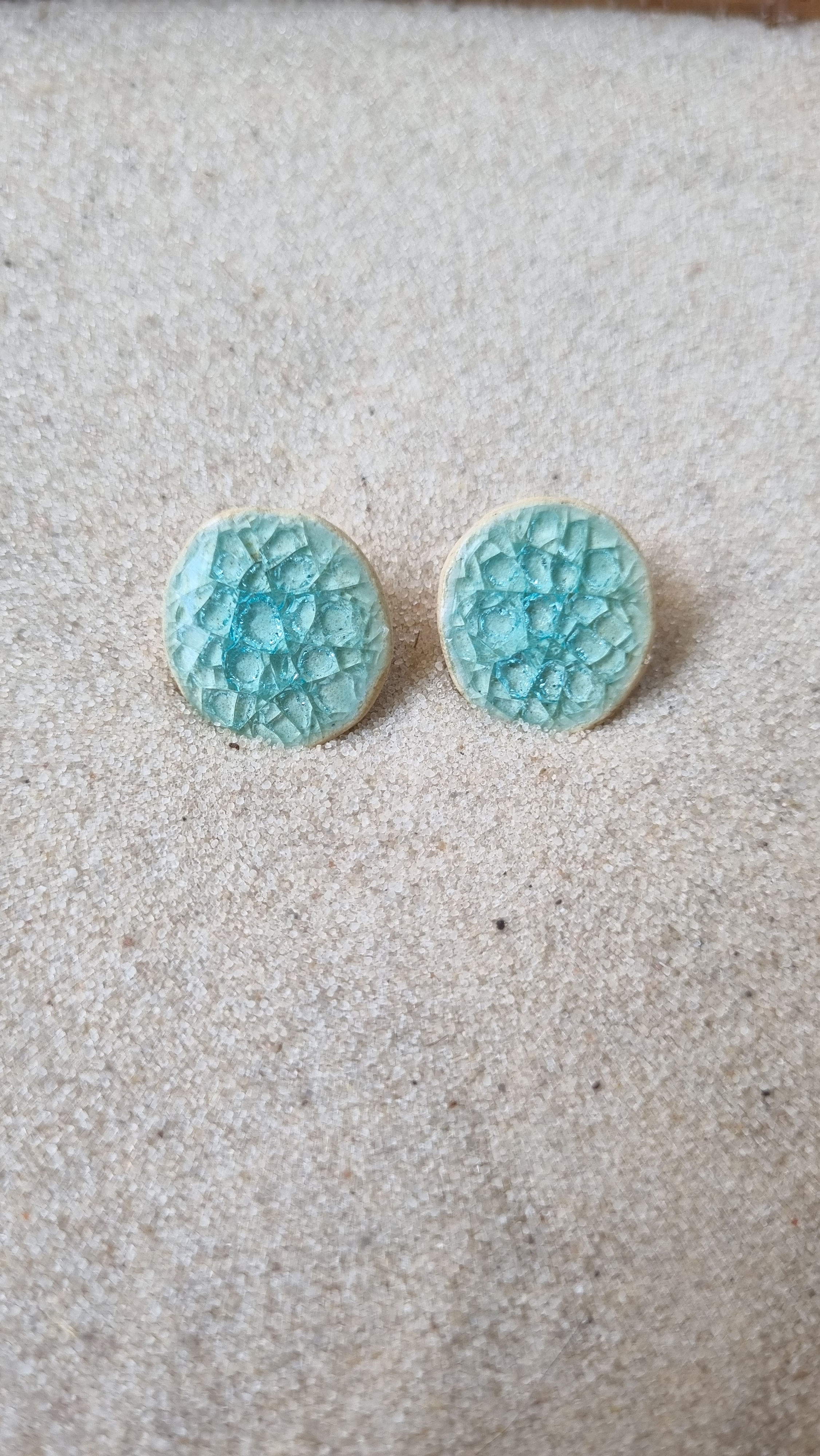 Joia de cerâmica de alta temperatura e vidro reciclado. Em tom turquesa como as águas da ilha dos Cocos em Paraty.