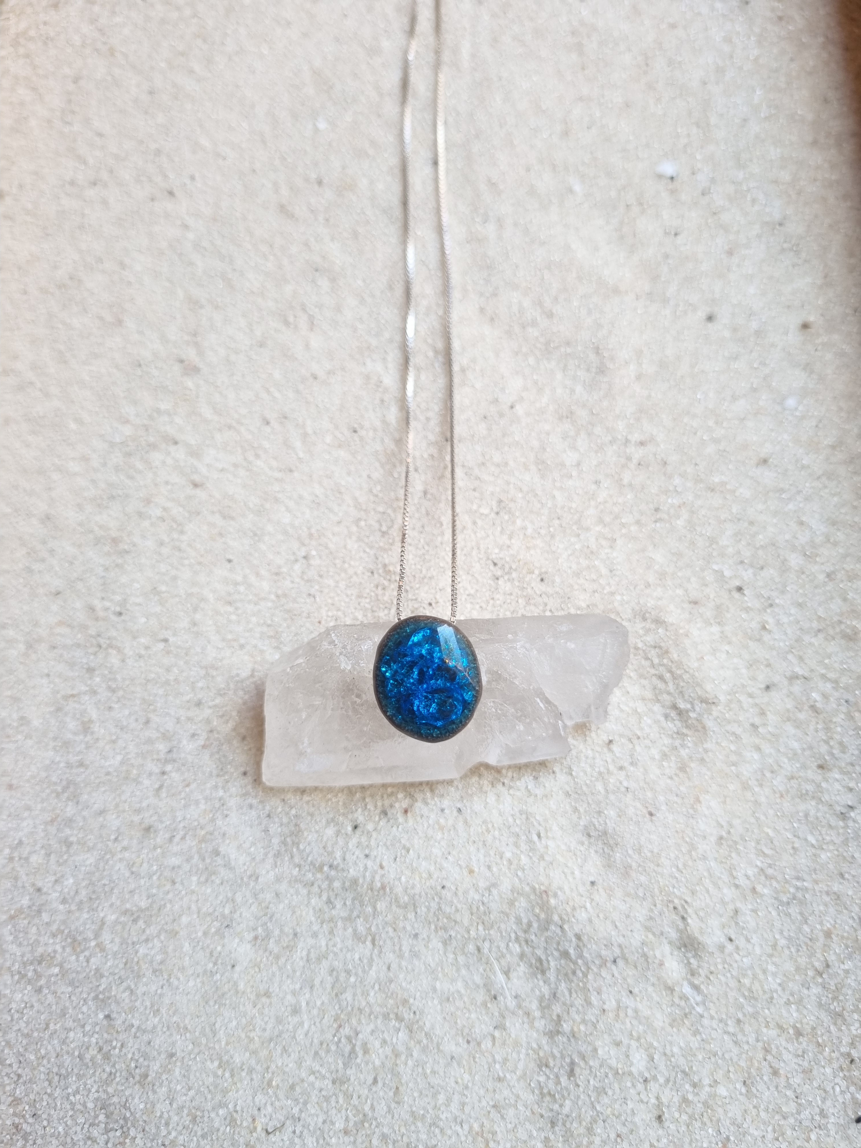 Joia de cerâmica de alta temperatura e vidro reciclado. Em tom azul com inspiração na praia do Sono na costa de Paraty.