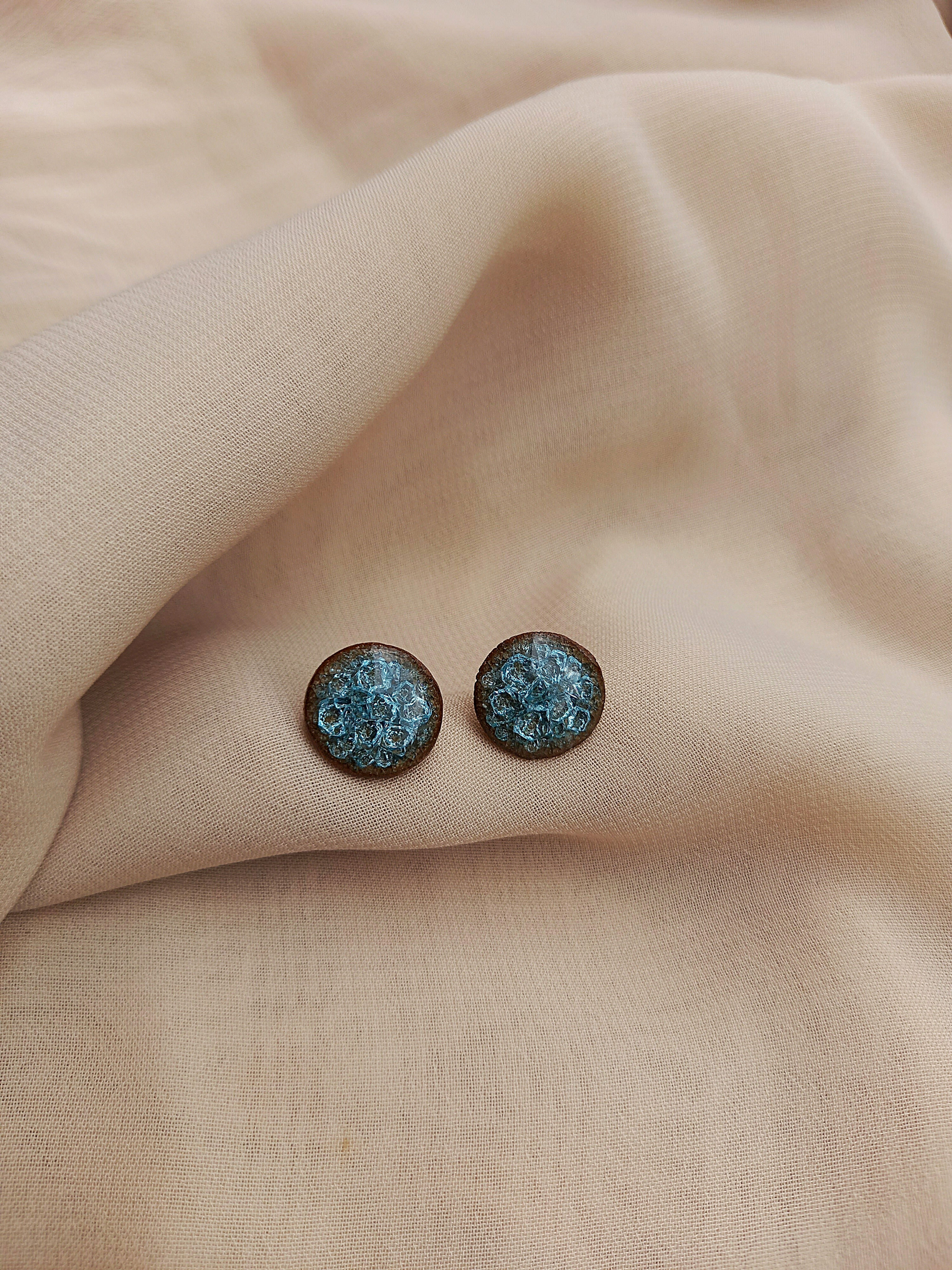 Joia de cerâmica de alta temperatura e vidro reciclado. Em tom azulado como as aguas cristalinas de Paraty.