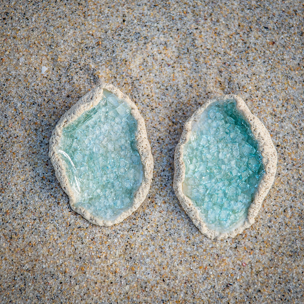 Miniatura: Joia de cerâmica de alta temperatura e vidro reciclado. Inspirado nas formas e texturas das ostras que povoam o mar de Paraty