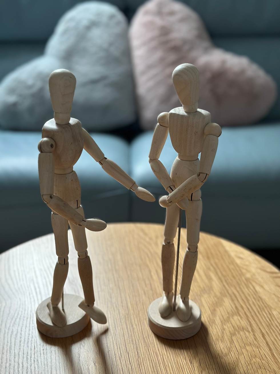 Holzfiguren im Dialog, symbolisieren Paarberatung