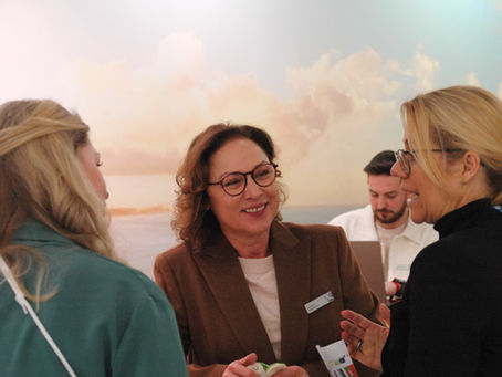 Gertrud Hagemann im Gespräch mit Kunden