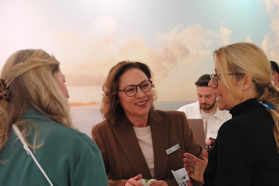 Gertrud Hagemann im Gespräch mit Kunden