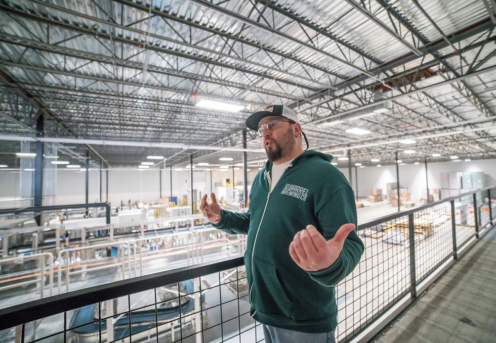 directeur d'usine parle à ses managers