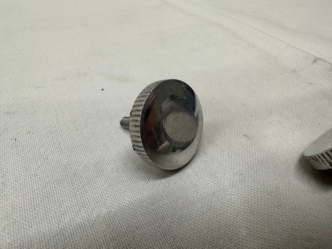 Šróbik predného svetla, hliník, replika