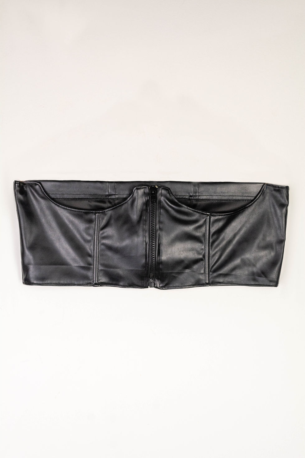 Miniatura: CONJUNTO DE PANTALON ACAMPANADO DE VINIPIEL, CORSET VINIPIEL Y TOP DE MESH ILUST
