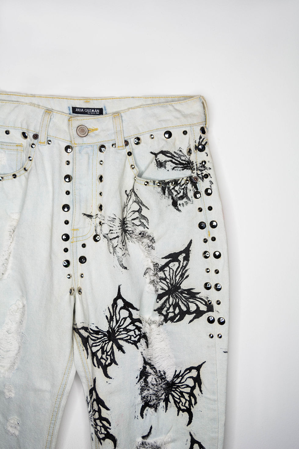 Miniatura: PANTALON RECTO DE MEZCLILLA PINTADO A MANO CON ESTOPEROLES PLATAS MOTOMAMI