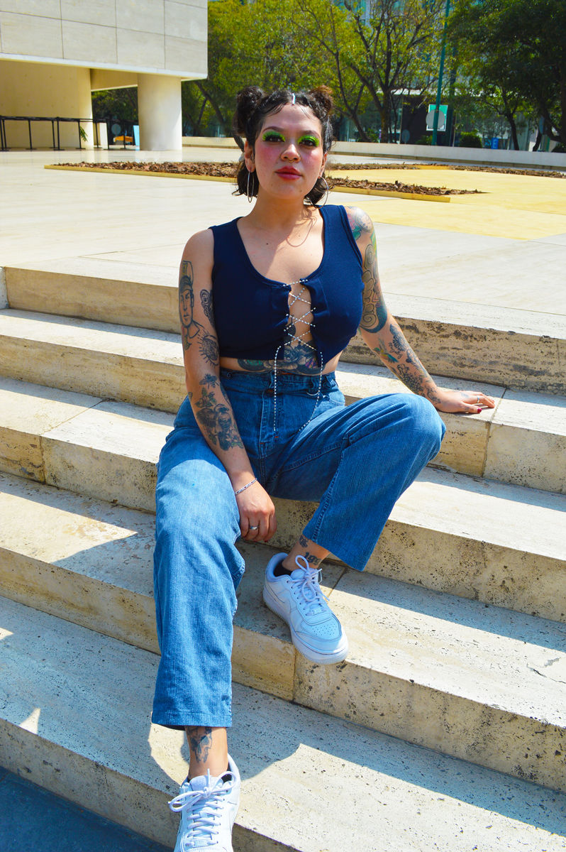 Miniatura: TOP CORTO ESCOTADO CON CADENA