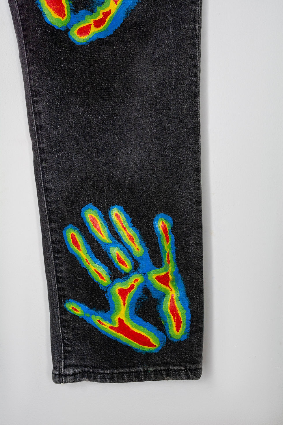 Miniatura: PANTALON SKYNNI NEGRO DESLAVADO PINTADO A MANO CON APLICACION DE ESTOPEROLES