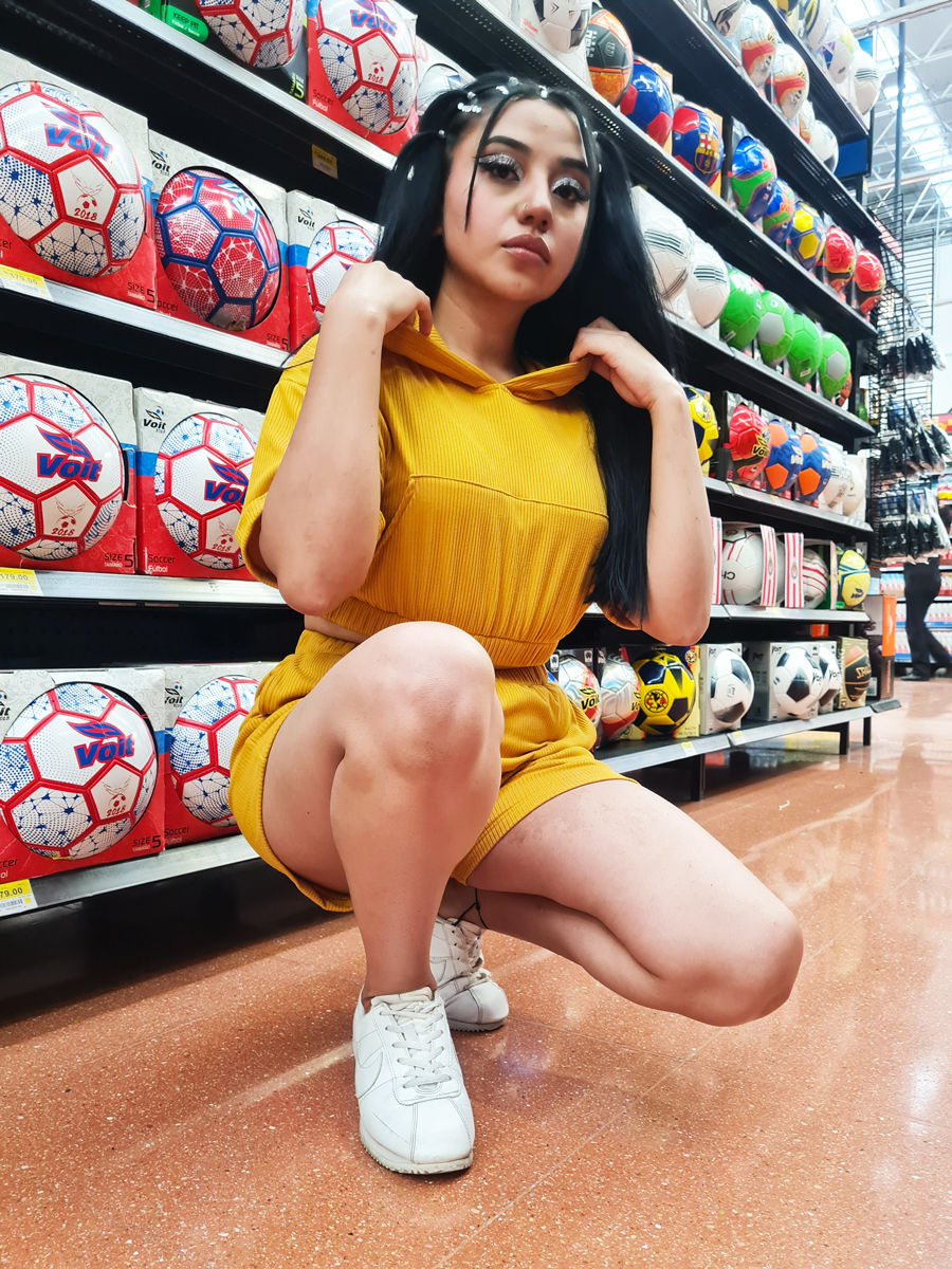Miniatura: OUTFIT DE 2 PIEZAS AMARILLO TOP CON GORRO