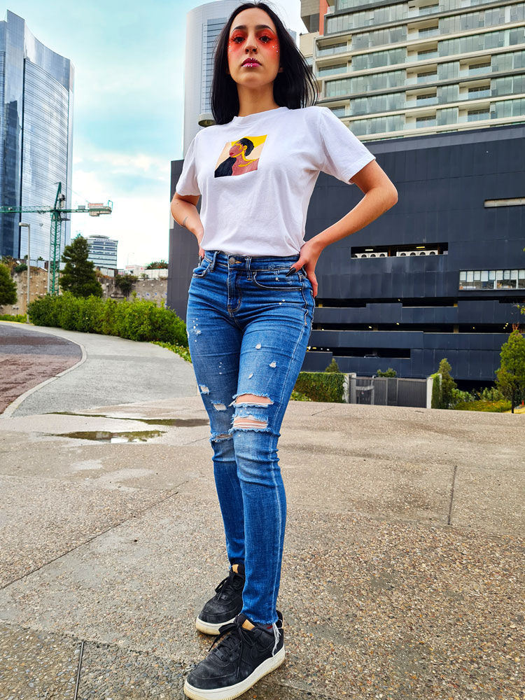 Miniatura: PLAYERA PINTADA A MANO SILUETA DE MUJER HERMOSA