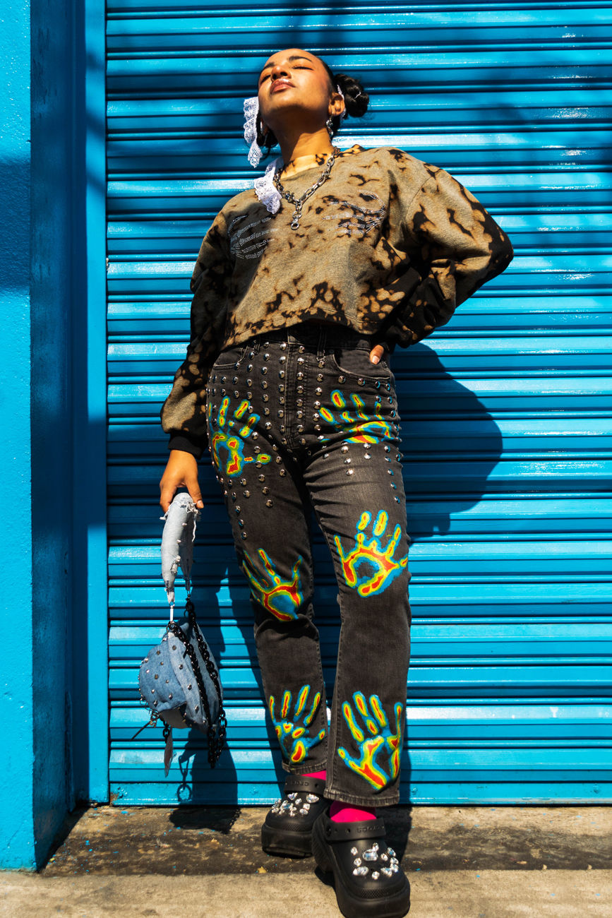 Miniatura: PANTALON SKYNNI NEGRO DESLAVADO PINTADO A MANO CON APLICACION DE ESTOPEROLES