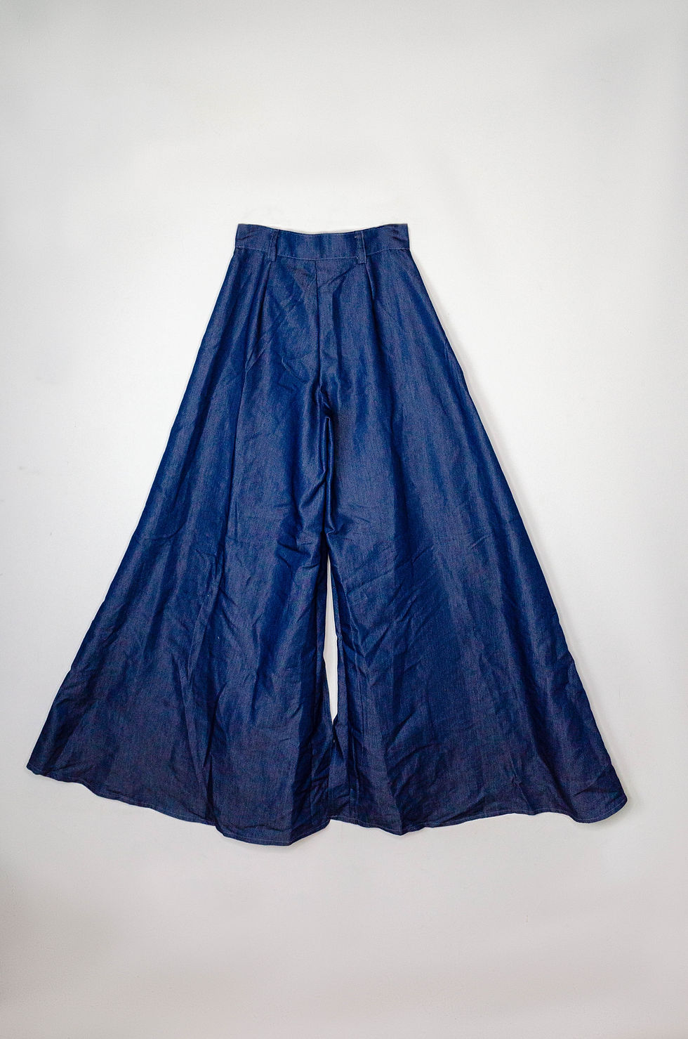 Miniatura: CONJUNTO DE MEZCLILLA PANTALON ASIMETRICO, TOP CON ILUSTRACION VIRGEN DE GUADALU
