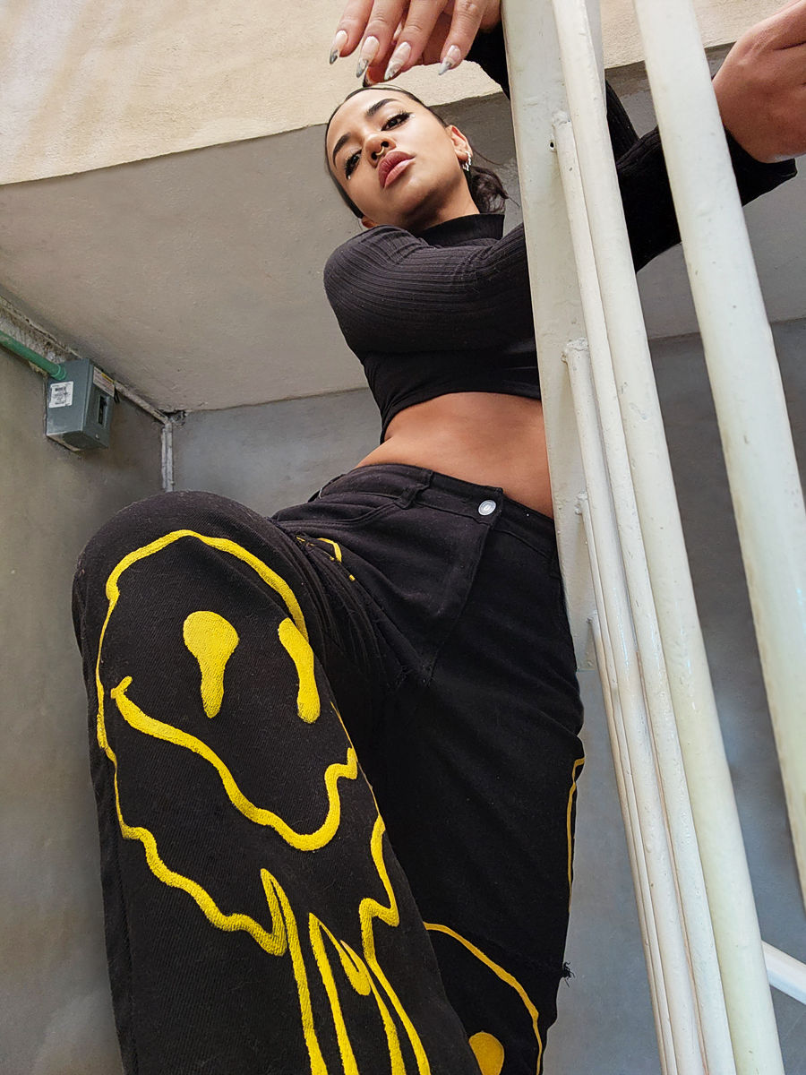 Miniatura: MOM JEANS TIRO ALTO, ESTAMPADO DE SMILEY FACE